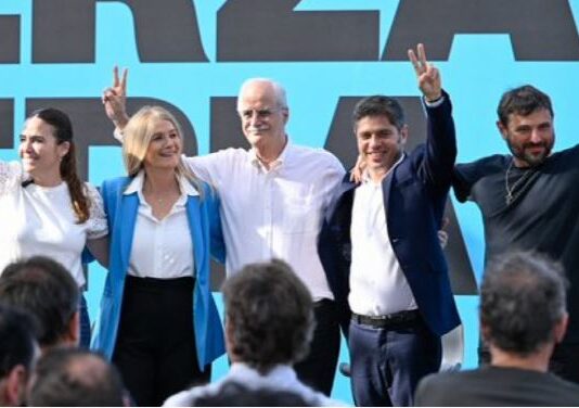 San Martín fue escenario del cierre de campaña de Kicillof con críticas a Milei