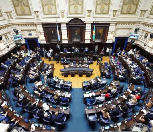 Kicillof impulsó el trámite del presupuesto y la deuda con los fondos para intendentes como eje