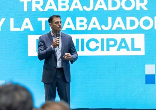 Lanús: el intendente reconoció a más de 200 empleados municipales por su trayectoria