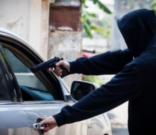 Tres delincuentes fueron detenidos por el robo de un auto
