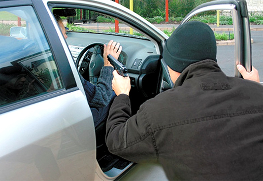 Robaron un auto e intentaron atacar a la policía