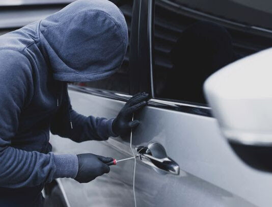 Una policía y un ladrón terminaron heridos en un tiroteo