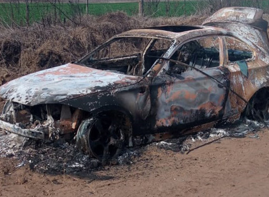 Encontraron un auto calcinado que fue robado en Lanús